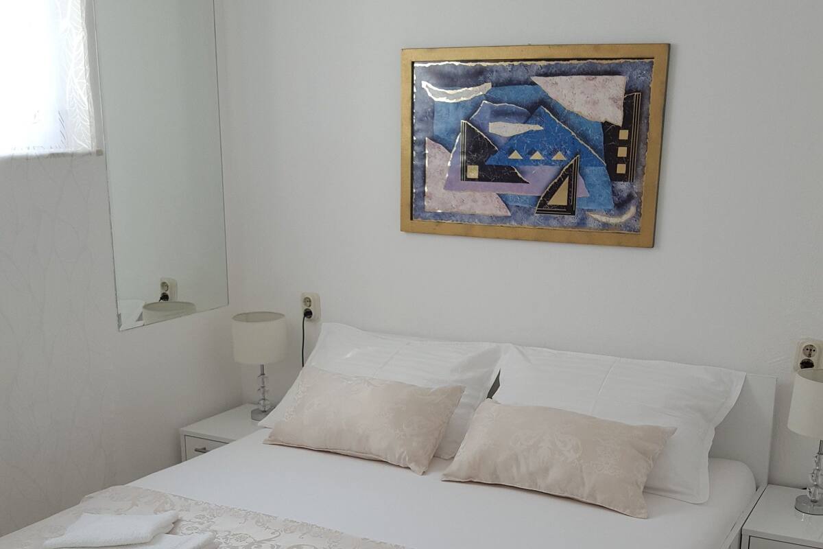 Habitación económica con 1 cama matrimonial o 2 individuales | Escritorio, wifi gratis y ropa de cama