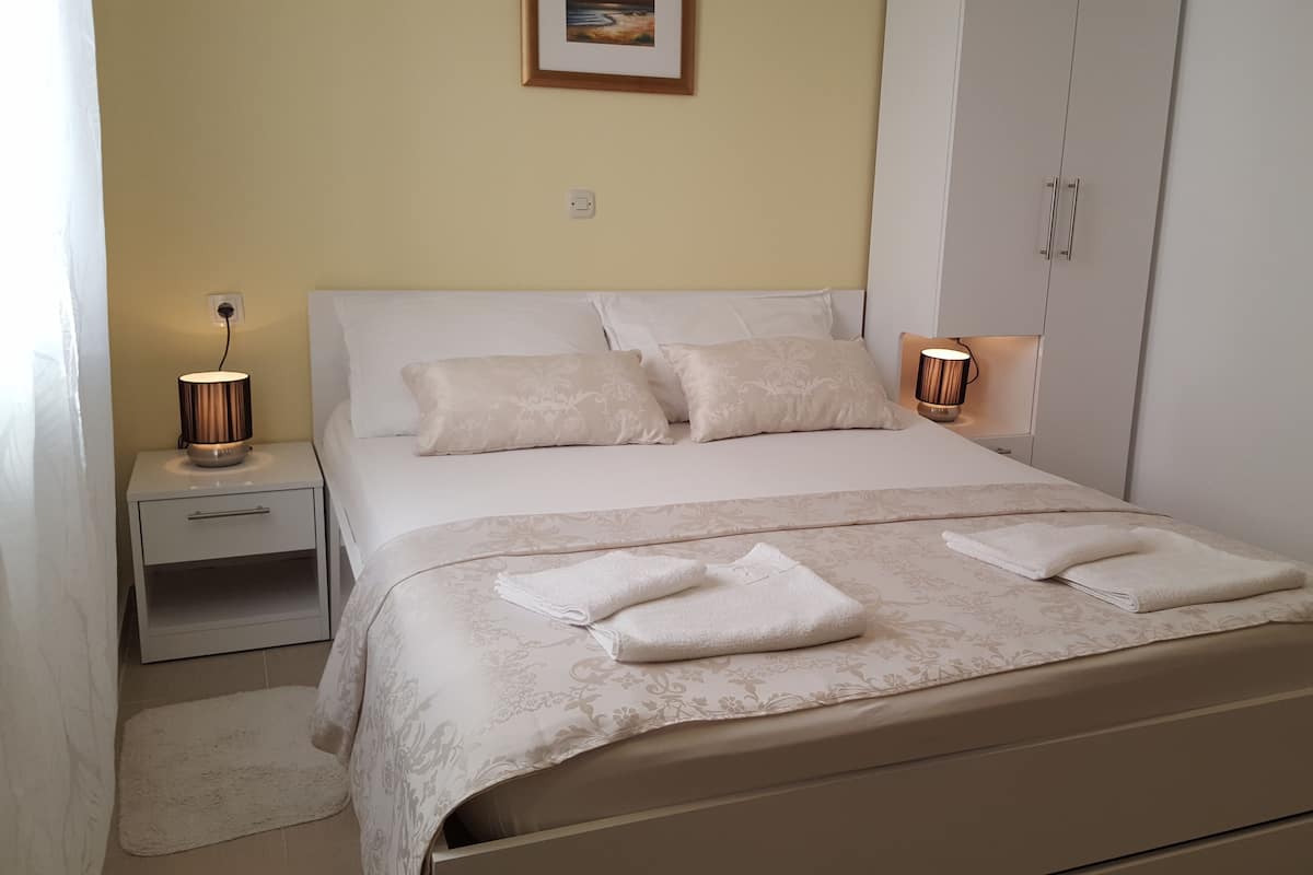 Estudio | Escritorio, wifi gratis y ropa de cama