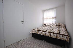Apartamento, 1 cama de casal e sofá-cama, para fumantes, vista para a cidade | Quartos à prova de som, ferros/tábuas de passar roupa, Wi-Fi de cortesia