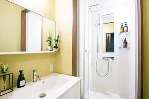 Separate bathtub and shower, eco-friendly toiletries, hair dryer - Playsis Asakusa (Tokyo)