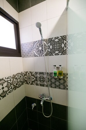 Shower, free toiletries, hair dryer, slippers - Township Season B&B (Magong)
