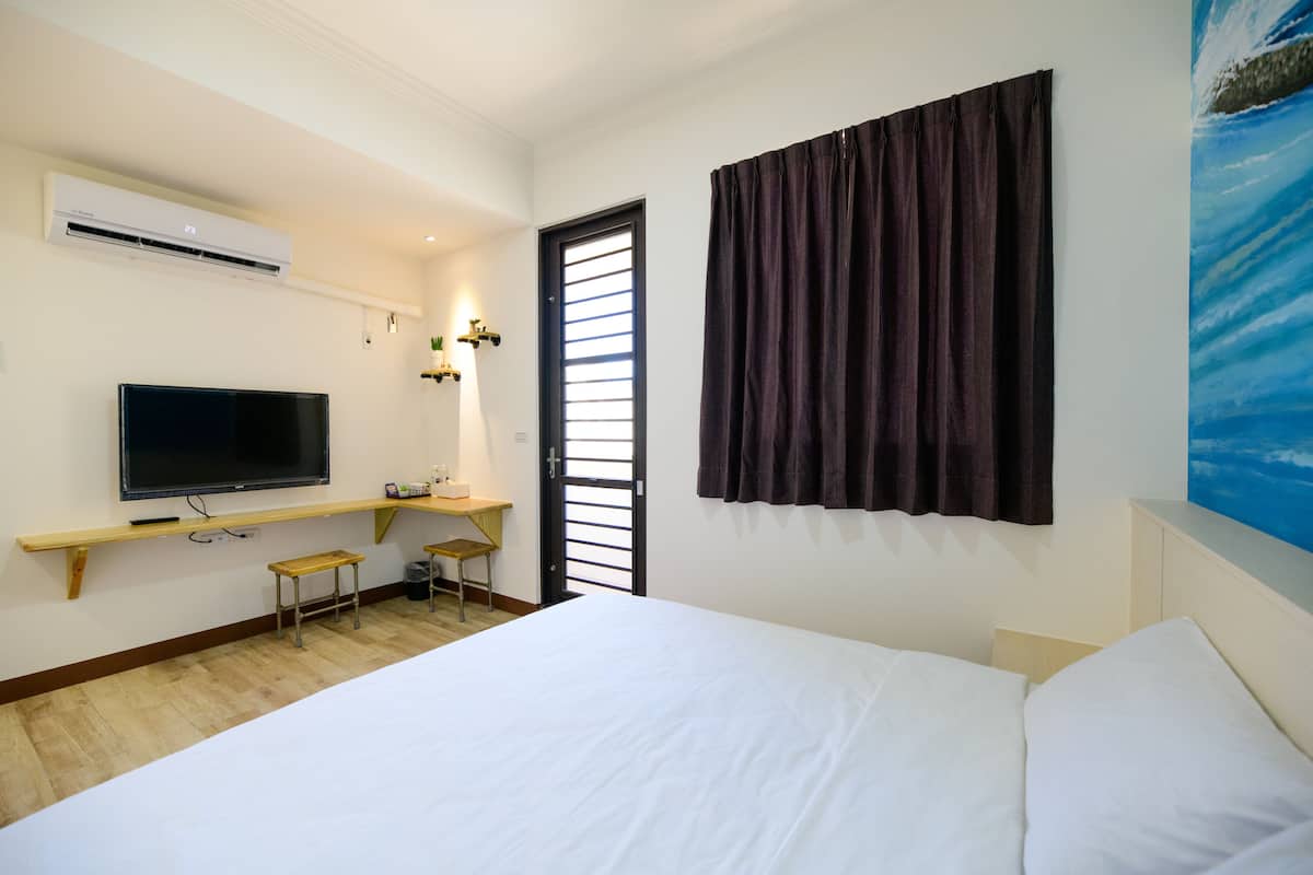 Elite Double Room | Free WiFi, bed sheets