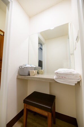 Elite Double Room | Free WiFi, bed sheets - Township Season B&B (Magong)