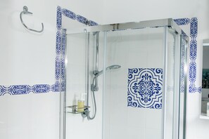 Comfort-Doppelzimmer | Badezimmer | Dusche, kostenlose Toilettenartikel, Haartrockner, Bidet