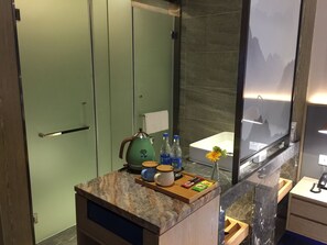 デスク、遮光カーテン、WiFi (無料)、ベッドシーツ