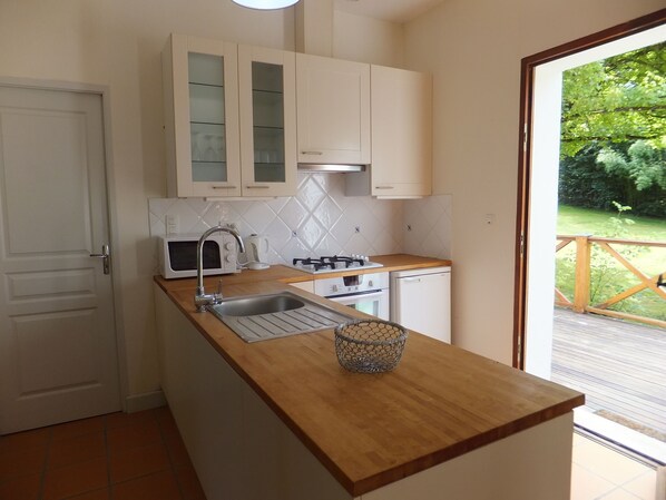 Huis, en-suite badkamer, uitzicht op tuin | Restaurant