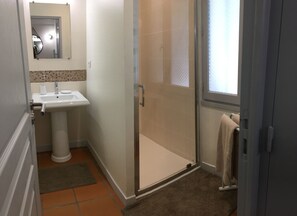 Huis, en-suite badkamer, uitzicht op tuin | Badkamer