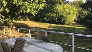 Casa, suíte, vista para o jardim | Vista da sacada