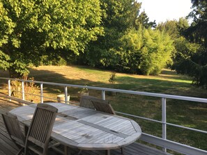 Huis, en-suite badkamer, uitzicht op tuin | Uitzicht vanaf balkon