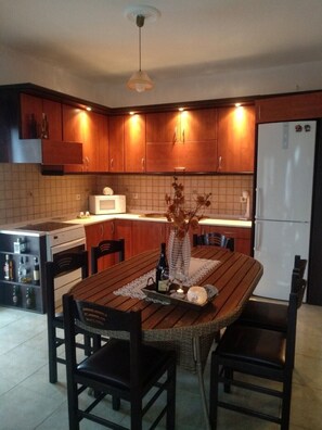 Refrigerador, microondas, horno y cafetera y tetera 