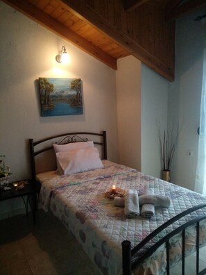 3 habitaciones, tabla de planchar con plancha, wifi y ropa de cama 