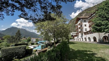 Indoor pool, seasonal outdoor pool, sun loungers