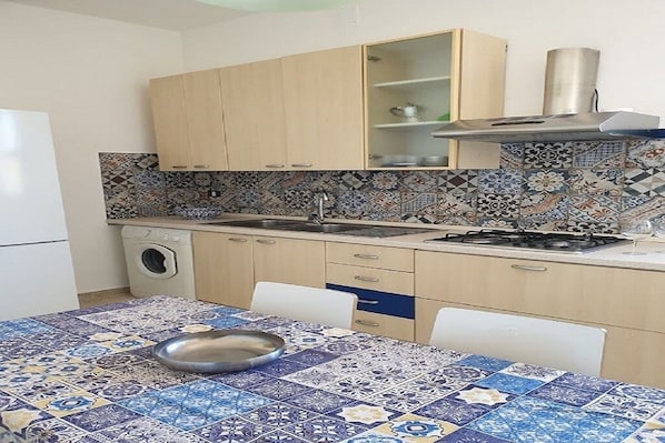 Kühlschrank, Mikrowelle, Ofen, Wasserkocher mit Kaffee-/Teezubehör