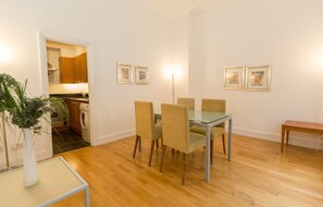 Departamento, 2 habitaciones, para no fumadores | Área de sala de estar | Televisión de pantalla plana