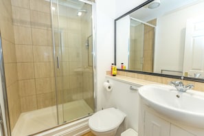 Departamento, 2 habitaciones, para no fumadores | Baño | Amenidades de baño gratuitas y secadora de cabello