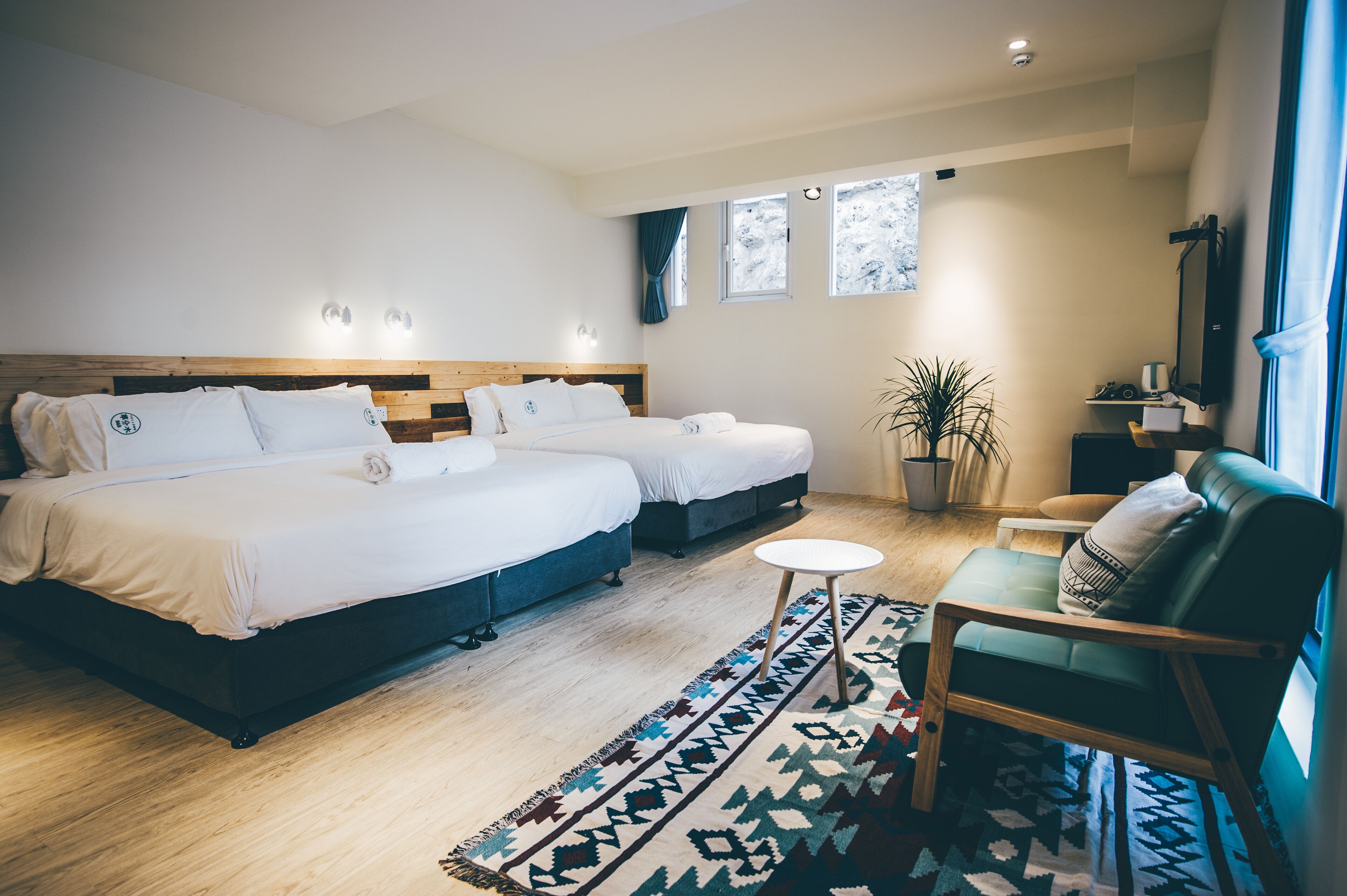 Phòng 4 Deluxe (A102) | Bàn, màn/rèm cản sáng, phòng cách âm 