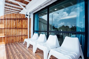 4 人部屋 オーシャンビュー (202) | デスク、遮光カーテン、防音設備、WiFi (無料)