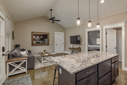 Stoneridge Place Cottage #4 - Vacation or Executive Retreat 1Br 1Ba Garage!