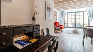 A modern living room with a wooden ceiling, a dining area with a round table, and a large window with curtains. - Bellini 10 - Casin dei Spiriti (Venezia)