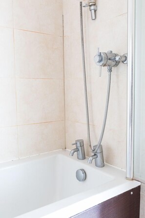 Apartment, 1 Bedroom | Bathroom | Free toiletries, hair dryer - Modern apartment with great views (London)