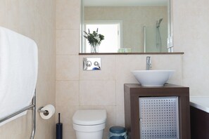 Apartment, 1 Bedroom | Bathroom | Free toiletries, hair dryer - Modern apartment with great views (London)