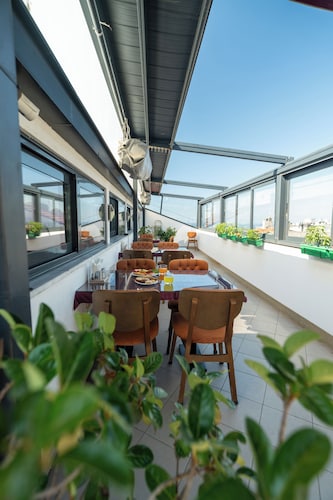 Eliza Hotel