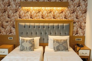 Chambre Standard avec lits jumeaux | Salle de bain | Douche, séchoir à cheveux, pantoufles, serviettes fournies