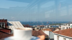 A view of a coastal cityscape with buildings and a marina. - Eliza Hotel (Istanbul)