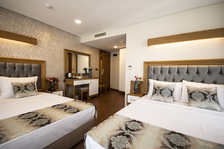 Egyptian cotton sheets, premium bedding, minibar, in-room safe. Eliza Hotel