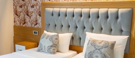 Habitación estándar con 2 camas individuales | Sábanas de algodón egipcio, ropa de cama de alta calidad y minibar