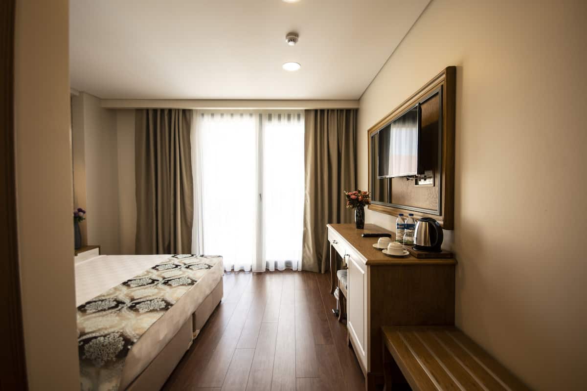 Egyptian cotton sheets, premium bedding, minibar, in-room safe