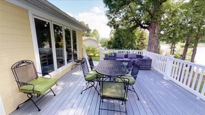 Outdoor dining - 4 Bedrooms, 1 Flex Room, 2½ Bathrooms!  Flat Lot & SANDY BEACH! Pet Friendly! (Huddleston)