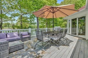 Outdoor dining - 4 Bedrooms, 1 Flex Room, 2½ Bathrooms!  Flat Lot & SANDY BEACH! Pet Friendly! (Huddleston)