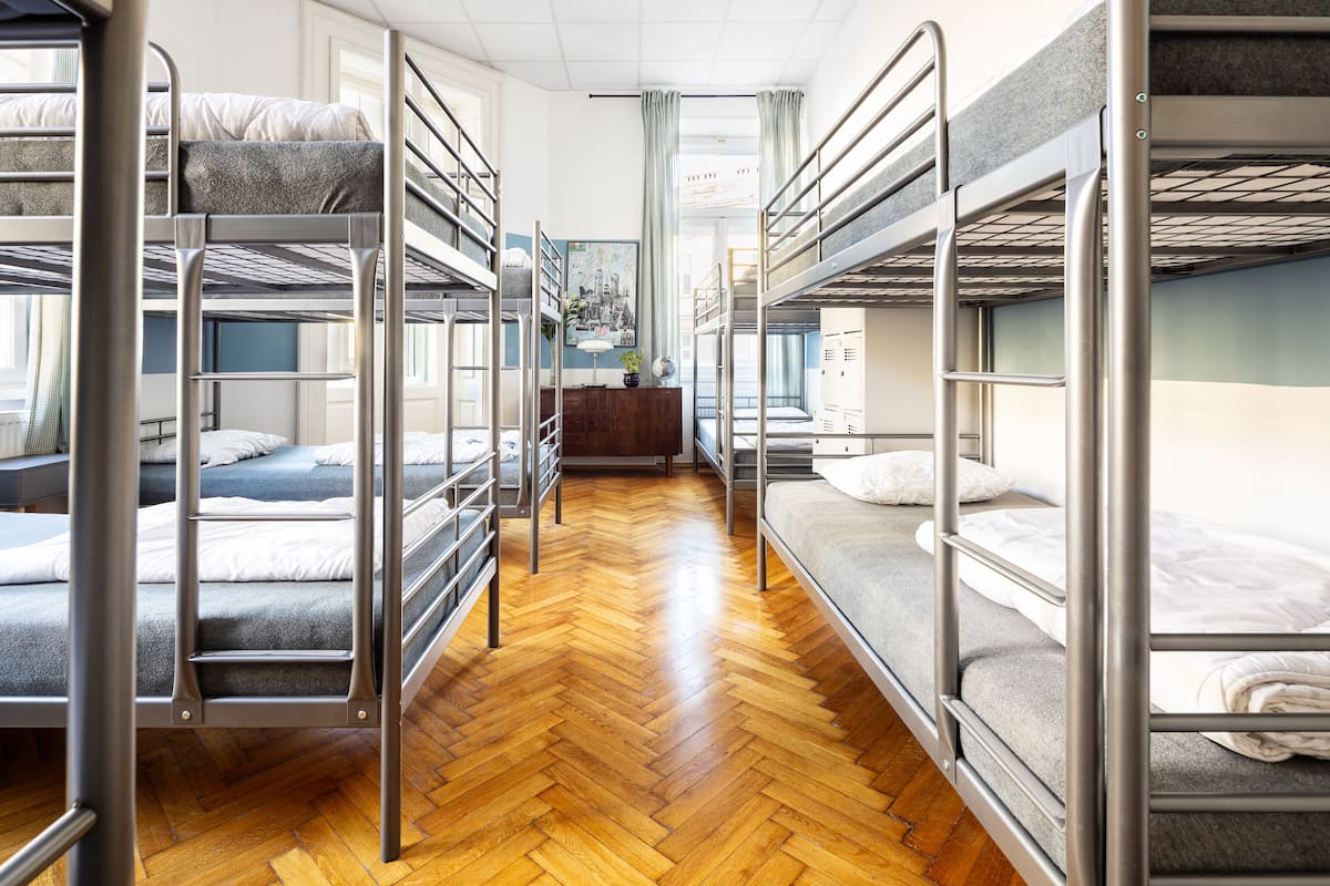 Ropa de cama de alta calidad y caja de seguridad en la habitación