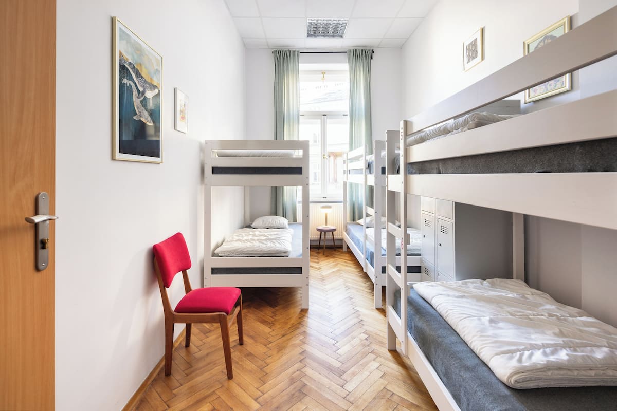 Ropa de cama de alta calidad y caja de seguridad en la habitación