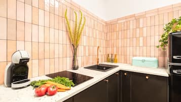 Habitación doble clásica | Ropa de cama de alta calidad y caja de seguridad en la habitación