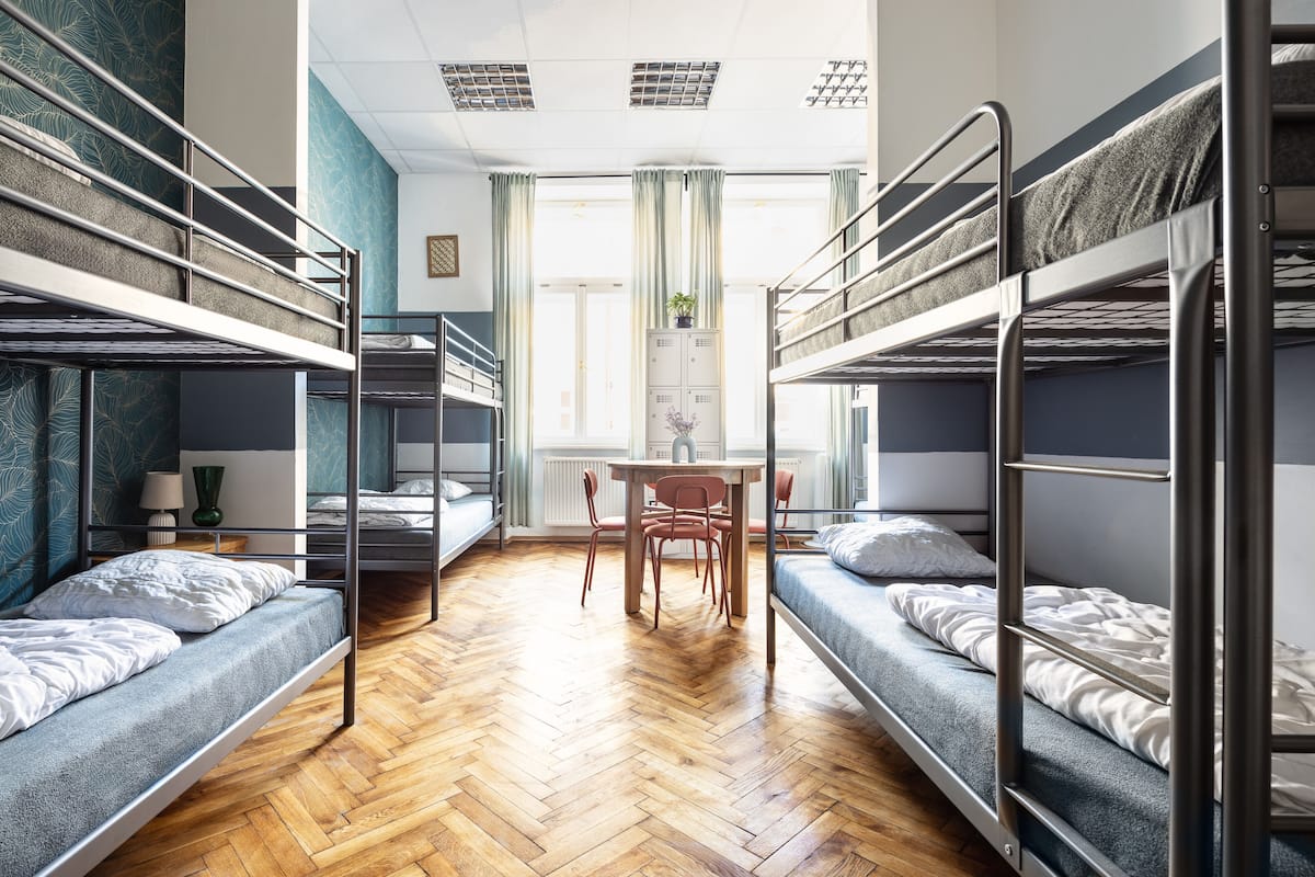 Ropa de cama de alta calidad y caja de seguridad en la habitación