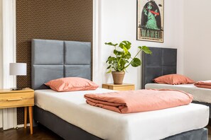 Habitación clásica | Ropa de cama de alta calidad y caja de seguridad en la habitación 