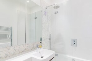 Appartement, 1 slaapkamer | Badkamer | Gratis toiletartikelen, een haardroger, shampoo
