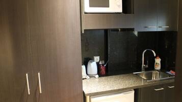 Studio Standar | Dapur kecil pribadi | Microwave, mesin pencuci piring, ketel listrik, dan pemanggang roti