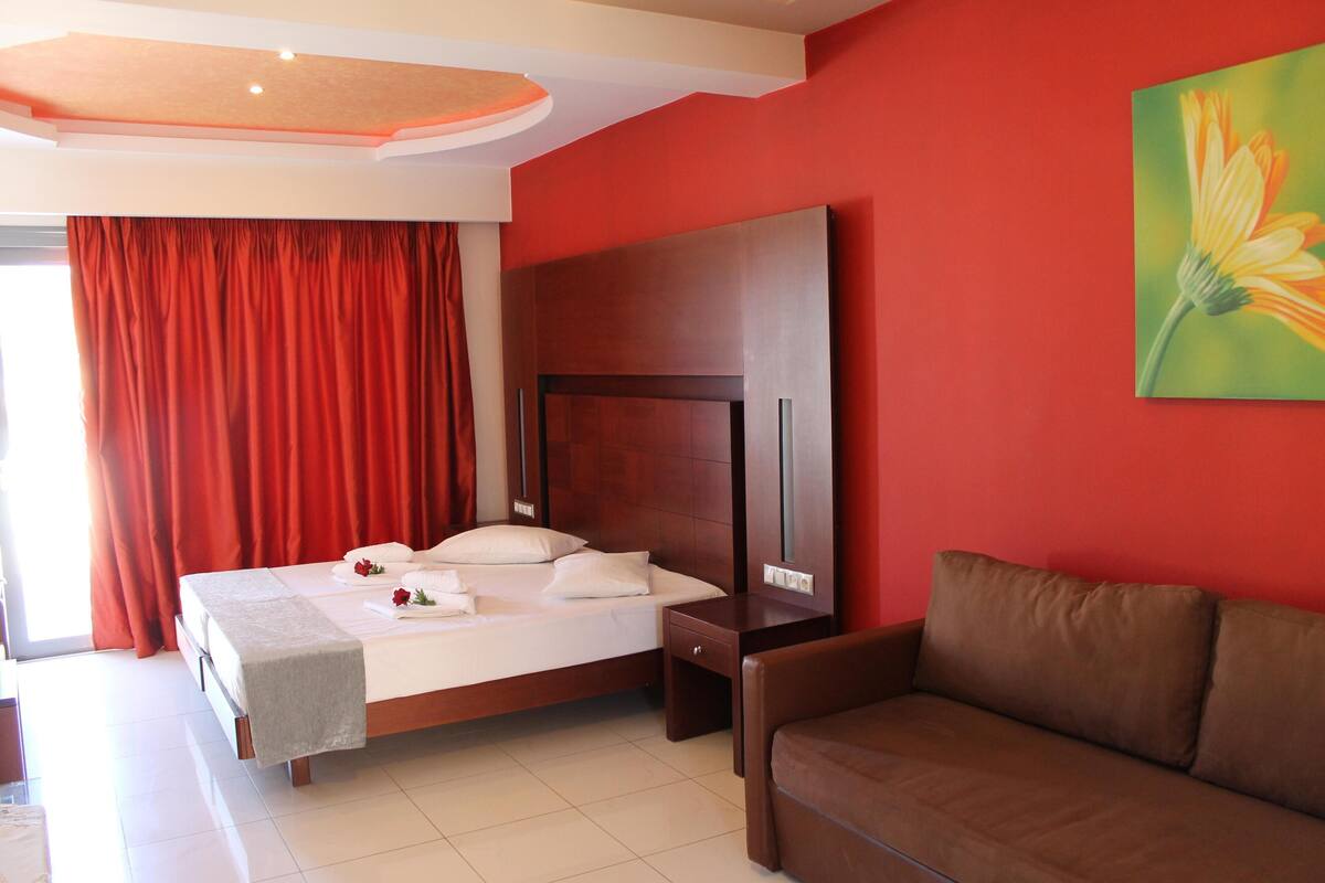 In-room safe, soundproofing, WiFi (free), bed sheets