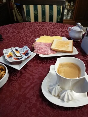 Daily continental breakfast (RUB 350 per person)