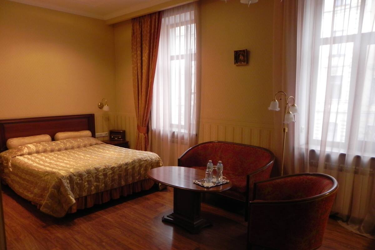 1 bedroom, in-room safe, blackout curtains, soundproofing