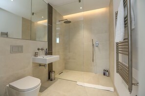 Apartment, 2 Bedrooms (Flat 3) | Bathroom | Free toiletries, hair dryer - King John Court Apartments (London)