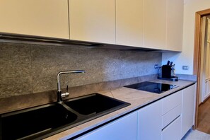 Four, plaque de cuisson, lave-vaisselle, cafetière/bouilloire