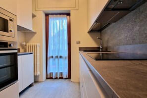 Four, plaque de cuisson, lave-vaisselle, cafetière/bouilloire