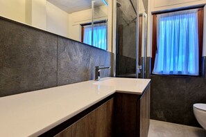 Tina con regadera, secadora de cabello, bidet, toallas 