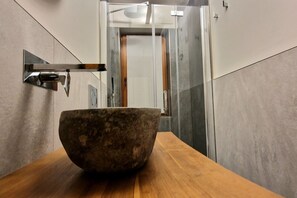 Ensemble douche/baignoire, sĂšche-cheveux, bidet, serviettes fournies