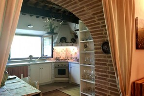 Refrigerador, horno, lavavajillas y cafetera y tetera