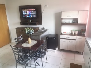 Suite studio Confort, vue sur la ville | Salle de séjour | Téléviseur à DEL de 32 po avec télévision par cùble, téléviseur